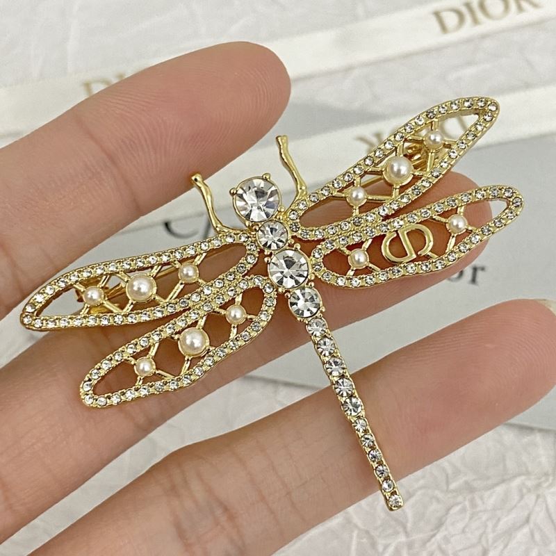 chr1st1an D10r brooches
